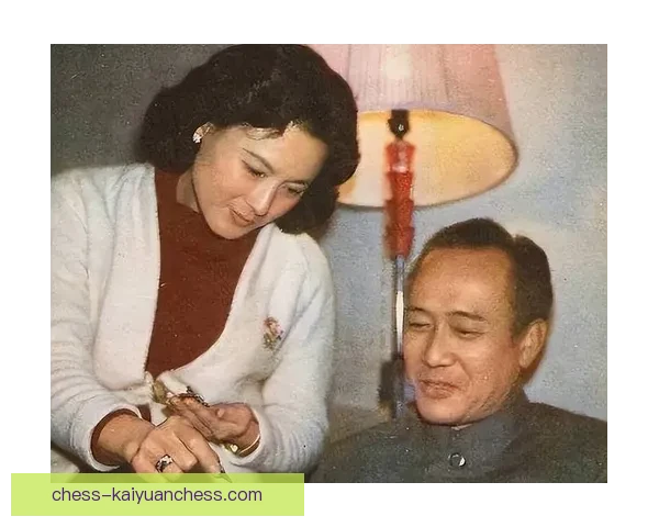 83岁向梅退休生活悲凉真相曝光风光背后隐藏无尽心酸_drzmcd0t